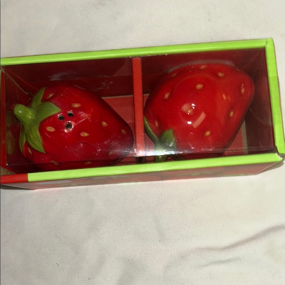 Strawberry salt and pepper set NWT